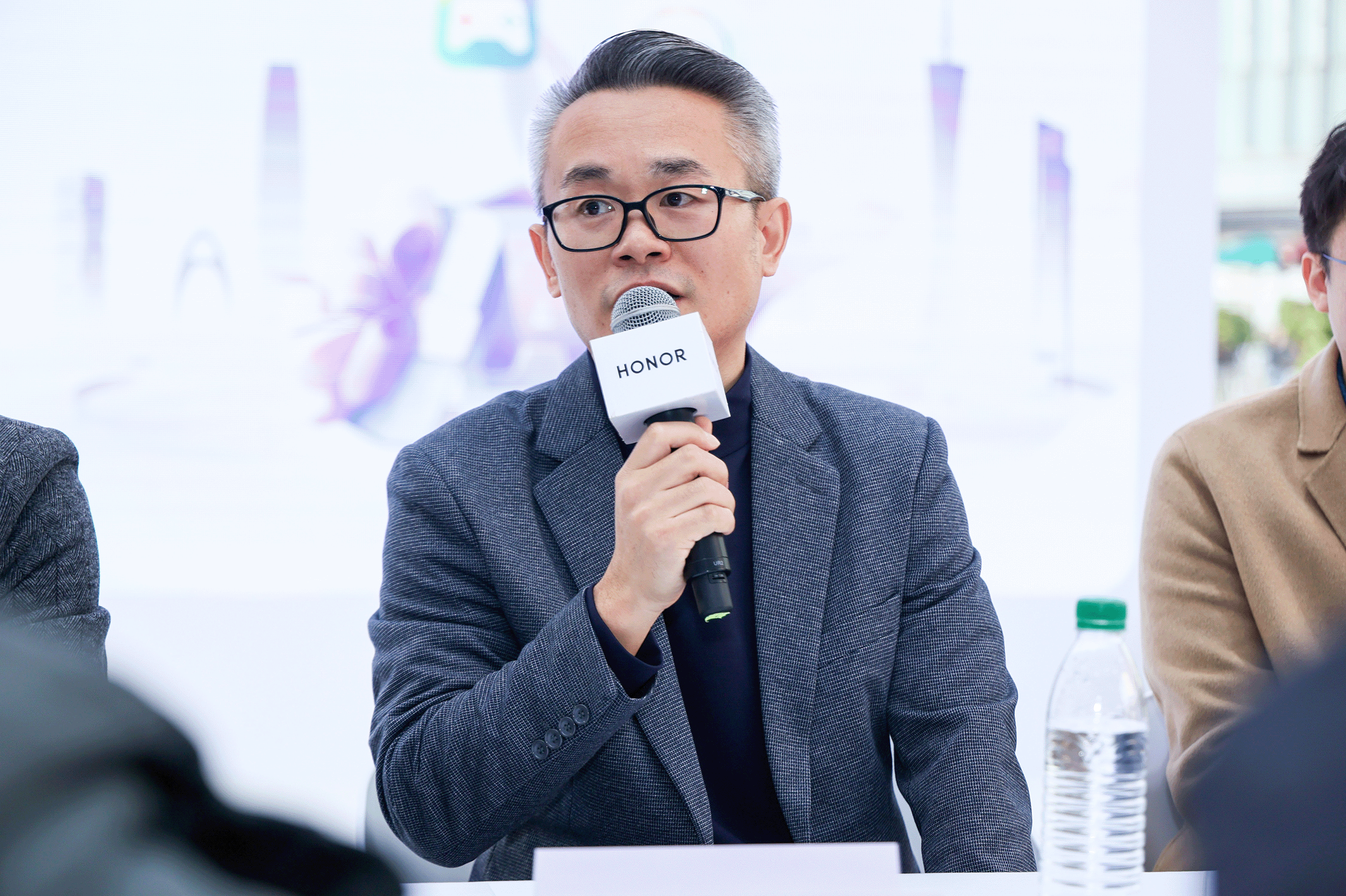 AI加持的荣耀互联网服务 究竟能带来哪些可能？